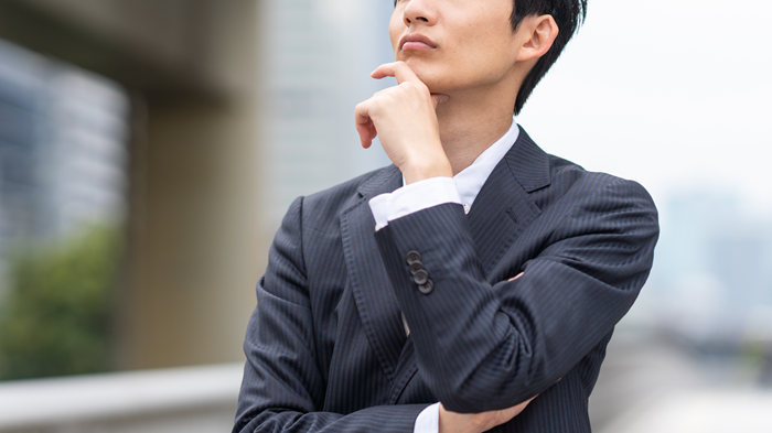 サラリーマンが考え込んでいる絵
