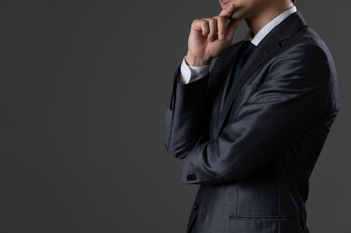 考え込んでいるサラリーマン